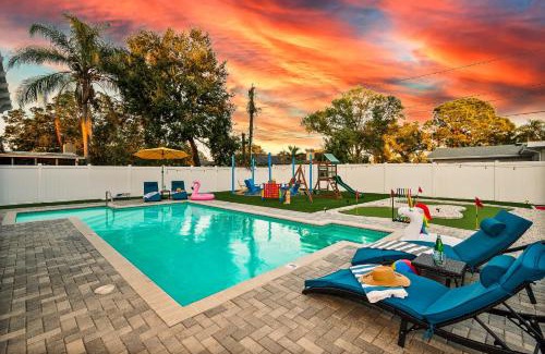 Largo Casa | Private Oasis Pool Putting Green & Court
