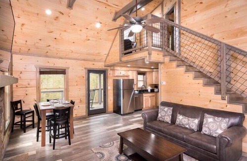 Pittman Center Cabina | Private Oasis, Rustic Cabin with all the Modern Updates