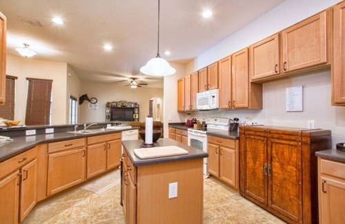Calabria Casa | Private Oasis w/Pool & Spa, Great Location, Pool Table, Free Wifi, Close to Restaurants, Shopping and Theme Parks!