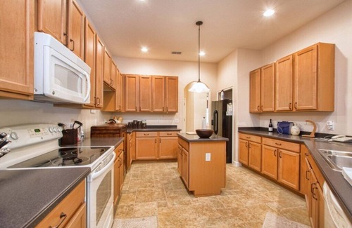 Calabria Casa | Private Oasis w/Pool & Spa, Great Location, Pool Table, Free Wifi, Close to Restaurants, Shopping and Theme Parks!