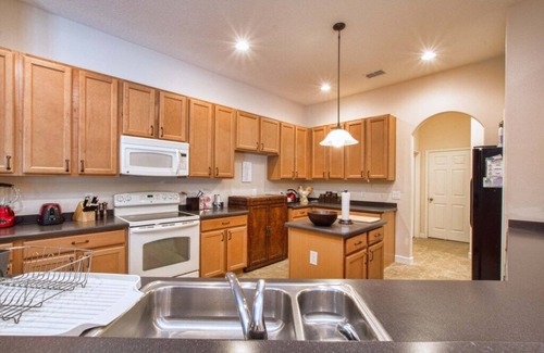 Calabria Casa | Private Oasis w/Pool & Spa, Great Location, Pool Table, Free Wifi, Close to Restaurants, Shopping and Theme Parks!