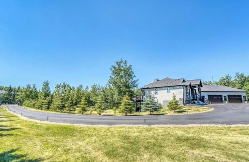 Airdrie Casa | Private Oasis with Hot Tub