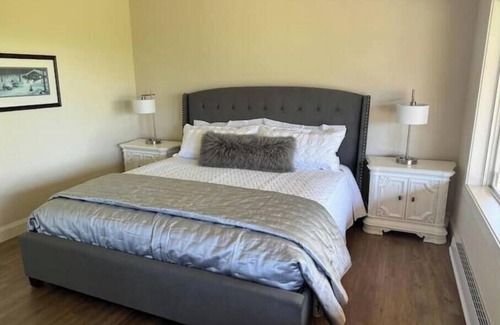 Departure Bay Cama Y Desayuno | Private oasis with ocean views!