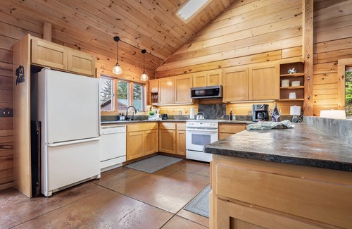 Port Angeles Cabina | New! Private, ocean view cabin close to ONP; hot tub/ gameroom