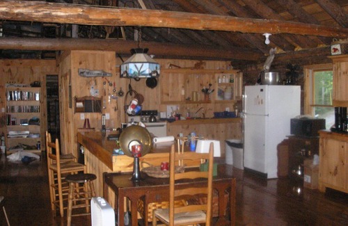 Monson Cabina | Privado, en la hermosa cabaña de troncos de agua, 815 pies de frente de agua, 16 hectáreas