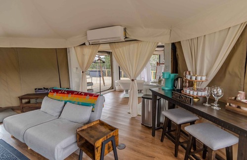 Marble Falls Apartamento | Private Outdoor Hot Tub with Stunning Mountain View Safari Tent Suite Glamping