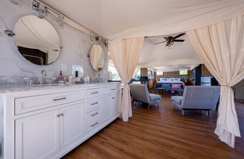 Marble Falls Apartamento | Private Outdoor Hot Tub with Stunning Mountain View Safari Tent Suite Glamping