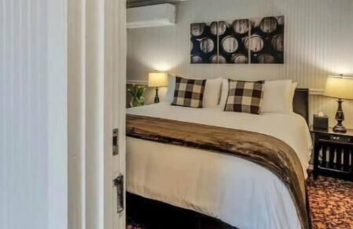 Calistoga Hotel | Private Deck, Steps to Best Napa Valley Wineries & Fine Dining
