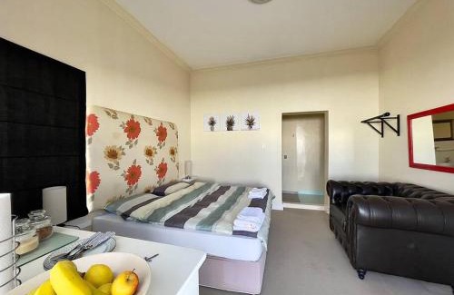 Marina da Gama Apartamento | Private Park Island Room with own Bathroom at Lake