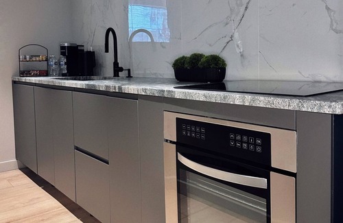 East Allegheny Apartamento | Private Parking Modern Oasis King bed