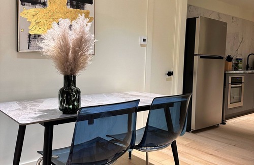 East Allegheny Apartamento | Private Parking Walk Everywhere Style King bed