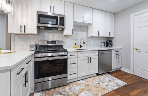 Rolling Meadows Casa | Private Patio w/ BBQ Grill | LCP Collection