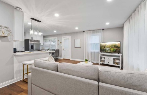 Rolling Meadows Casa | Private Patio w/ BBQ Grill | LCP Collection
