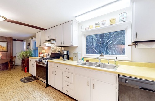 Northfield Casa | Private & peaceful dog-friendly mountain retreat with porch, fireplace, & W/D