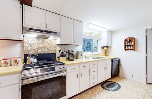 Northfield Casa | Private & peaceful dog-friendly mountain retreat with porch, fireplace, & W/D