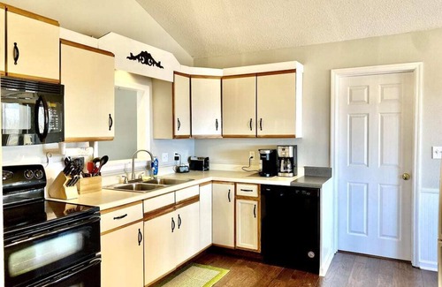 Lynn Casa | Private Pet friendly 5 bedroom home — 30 minutes to TIEC — Mountain Views!