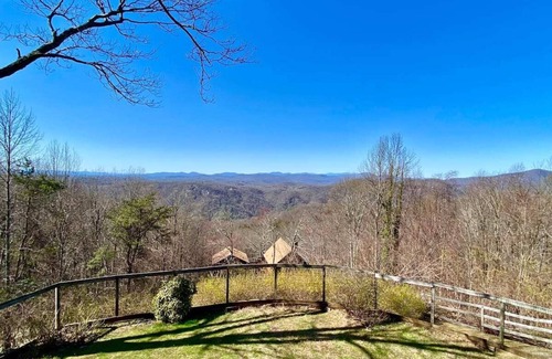 Lynn Casa | Private Pet friendly 5 bedroom home — 30 minutes to TIEC — Mountain Views!