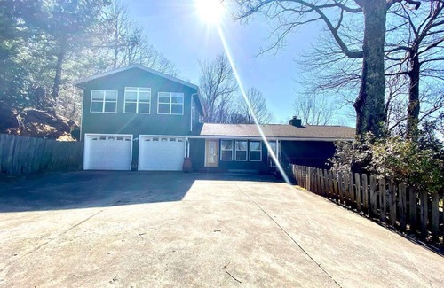 Lynn Casa | Private Pet friendly 5 bedroom home — 30 minutes to TIEC — Mountain Views!