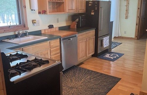 Winter Cabina | Private, Pet Friendly Lakefront Cabin