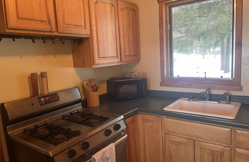 Winter Cabina | Private, Pet Friendly Lakefront Cabin
