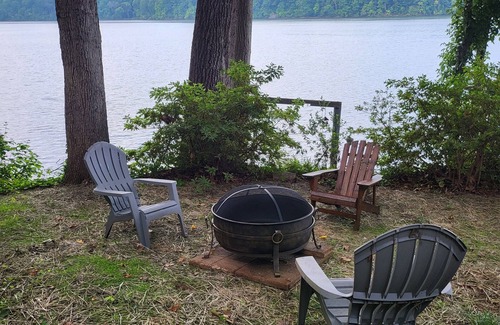 Claremont Casa | Private, pet friendly lakefront house on Lake Lookout Shoals.