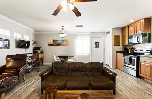 Alhambra Casa | Private Phx Guesthouse w/Patio & Full Kitchen