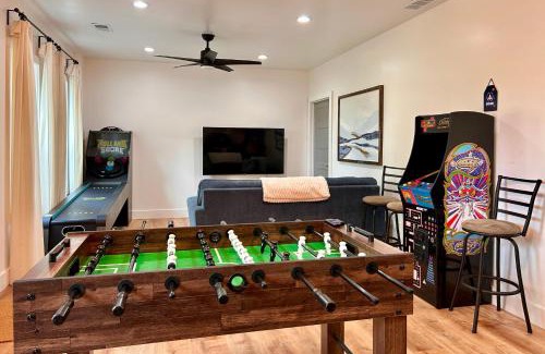 Dahlonega Casa | Private Pickleball Court, Gym, Arcade, & Hot Tub!