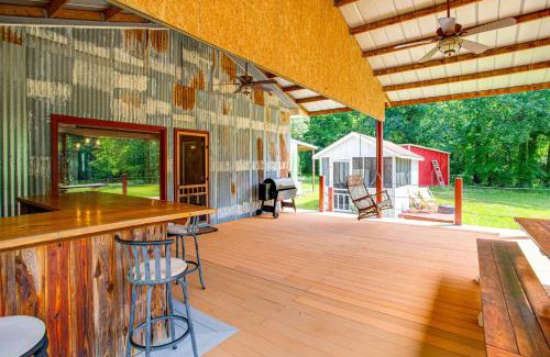 Orangeburg County Casa | Private Pond and Large Yard Unique Cabin in Norway!
