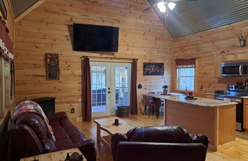 McArthur Cabina | Private pond, fishing, on-site hiking, hot tub and only 15 minutes to Ash Cave!