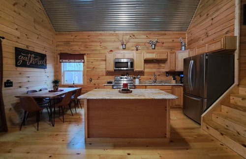McArthur Cabina | Private pond, fishing, on-site hiking, hot tub and only 15 minutes to Ash Cave!
