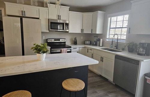 Ellendale Casa | Modern 6 Bedroom Home with Extra Sleeping Space & Private Pool
