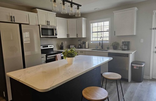 Ellendale Casa | Modern 6 Bedroom Home with Extra Sleeping Space & Private Pool