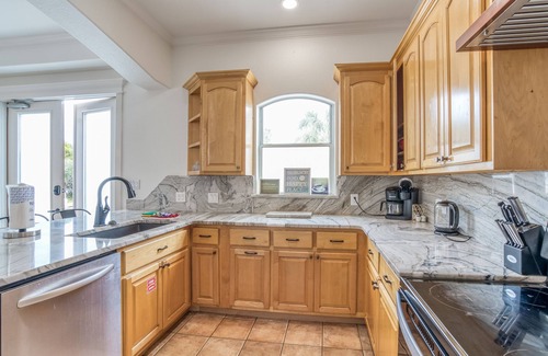 Emerald Waters Village Casa | Private Pool & Beach Access! Free 5+ Car Parking