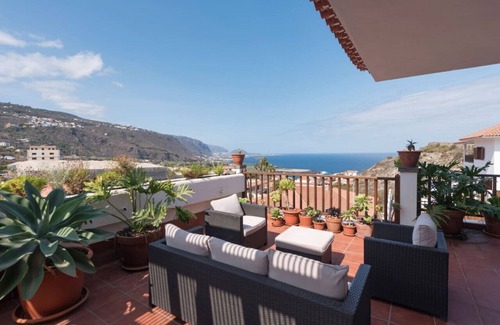 La Mancha Apartamento | Piscina privada climatizada, vistas mar & Teide, wifi, concierge en Villa [apt H]