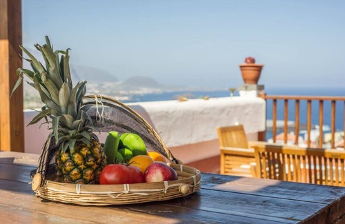 La Mancha Apartamento | Piscina privada climatizada, vistas mar & Teide, wifi, concierge en Villa [apt H]