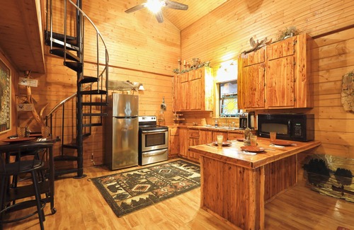 Evant Cabina | Private Pool: Fun Riverfront Retreat in Hamilton!