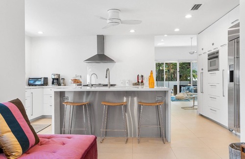 Dolphin Isles Casa | Private Pool | Kayaks | Games | Las Olas Fun Modern Beachfront Luxury 30 Seconds to Beach Sea La Vi