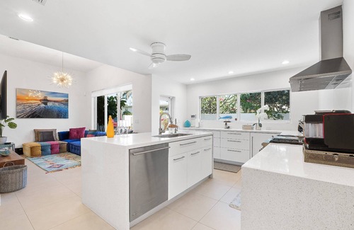 Dolphin Isles Casa | Private Pool | Kayaks | Games | Las Olas Fun Modern Beachfront Luxury 30 Seconds to Beach Sea La Vi