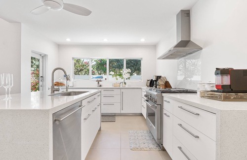 Dolphin Isles Casa | Private Pool | Kayaks | Games | Las Olas Fun Modern Beachfront Luxury 30 Seconds to Beach Sea La Vi