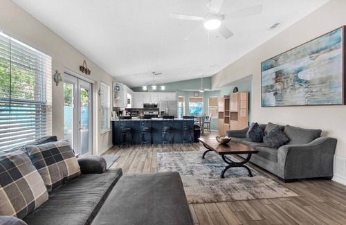Gulf Breeze Casa | 🏖️Private Pool-Pet Friendly-Tiki Bar-3BR Village Oasis