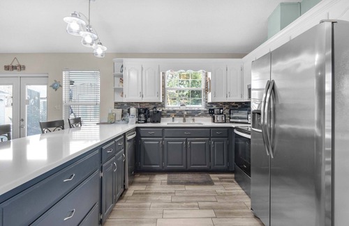 Gulf Breeze Casa | 🏖️Private Pool-Pet Friendly-Tiki Bar-3BR Village Oasis