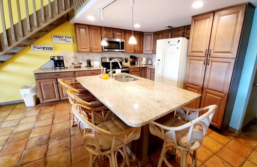 Key Colony Beach Casa | Único en su tipo 2/2 con gran loft, fácil acceso al océano, piscina y 37. 5 pies de atraque