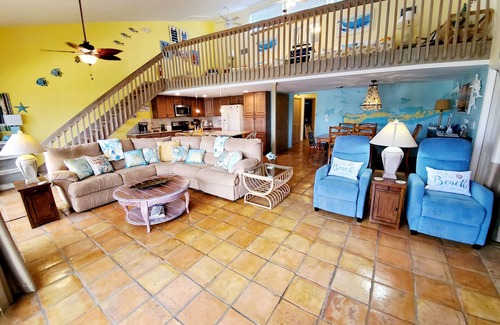 Key Colony Beach Casa | Único en su tipo 2/2 con gran loft, fácil acceso al océano, piscina y 37. 5 pies de atraque