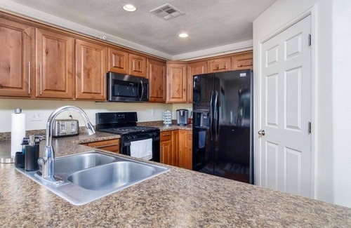 La Verkin Casa | Private Pool & Spa, Pickleball, King Beds, Near Zion, Sleeps 16+, Game Room
