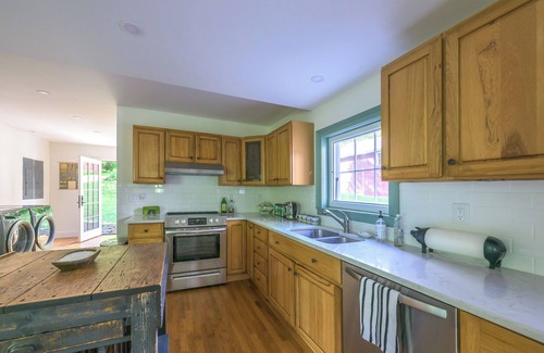 Hillsdale Casa | ★Private Pool★ Spacious Historic 1850s "Bell House" @ Hillsdale, NY Town Center