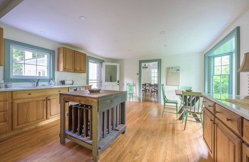 Hillsdale Casa | ★Private Pool★ Spacious Historic 1850s "Bell House" @ Hillsdale, NY Town Center