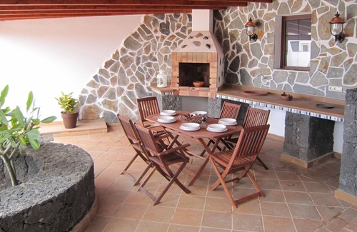 Tinajo Villa | Piscina climatizada privada, barbacoa, zona de descanso y entretenimiento