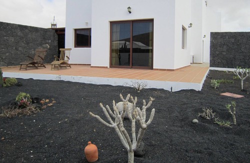 Tinajo Villa | Piscina climatizada privada, barbacoa, zona de descanso y entretenimiento