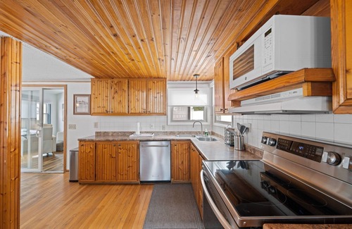 Portage Lakes Cabaña | Private Portage Lakes Home. Water Views! 8 mins to beach! Jetted Tub. Sleeps 7