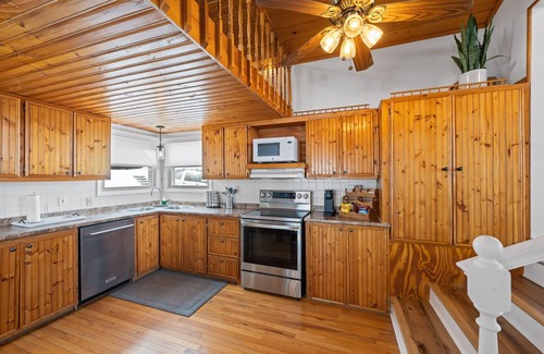 Portage Lakes Cabaña | Private Portage Lakes Home. Water Views! 8 mins to beach! Jetted Tub. Sleeps 7